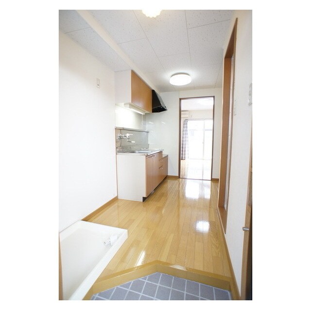 物件内観写真14　(玄関から続くキッチンスペース)