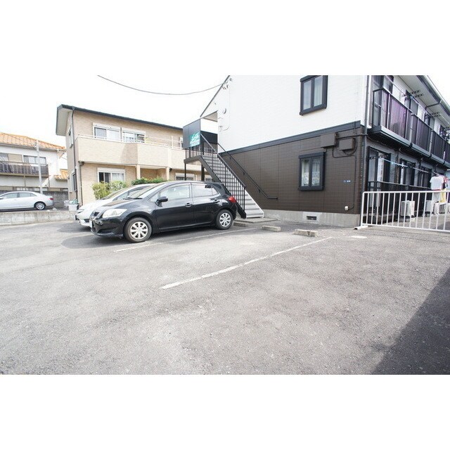 物件外観写真2　(駐車場も奥行きがございます)