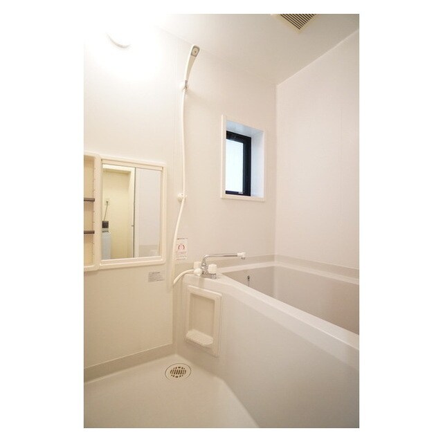 物件内観写真8　(小窓は日中の換気に便利ですね)