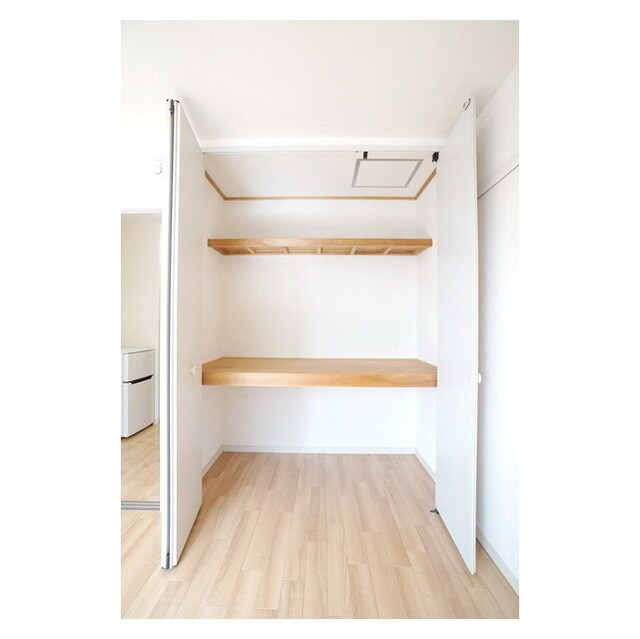 物件内観写真10　(奥行きのある収納)