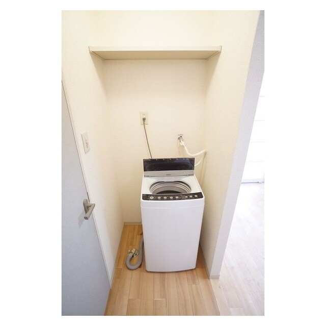 物件内観写真21　(上部に収納スペースを備えた洗濯)