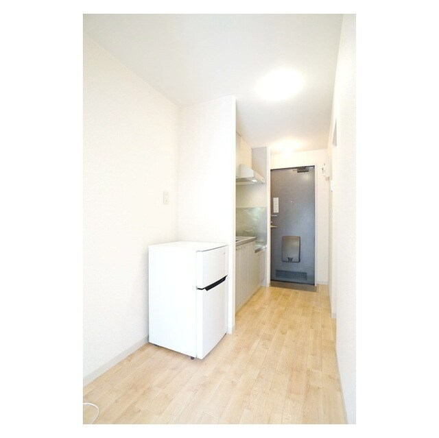 物件内観写真24　(玄関から続くキッチンスペース)