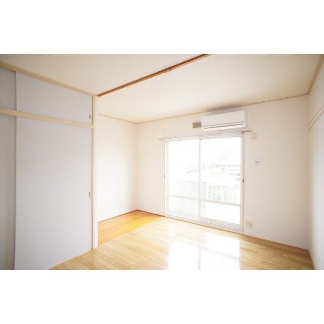 物件内観写真4　(明るい日差しの室内)