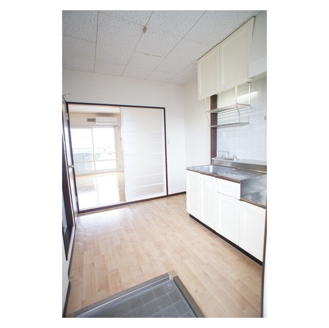 物件内観写真16　(玄関から続くキッチンスペース)