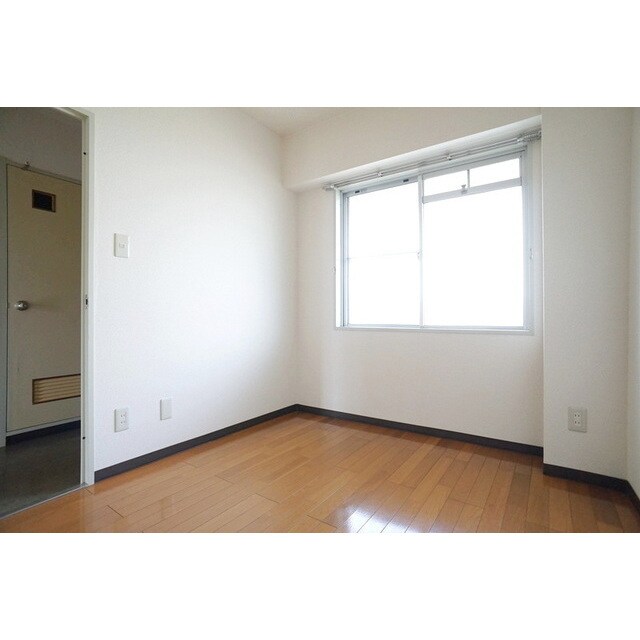 物件内観写真16　(窓が大きく明るい室内)