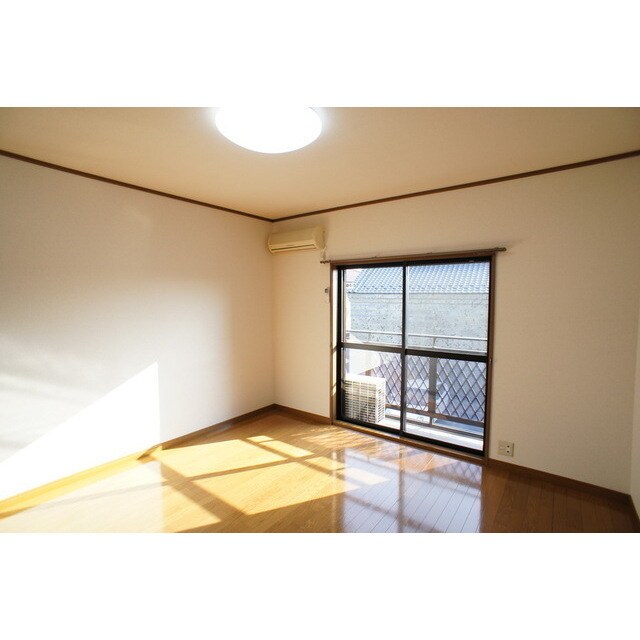 物件内観写真4　(明るい日差しの空間)