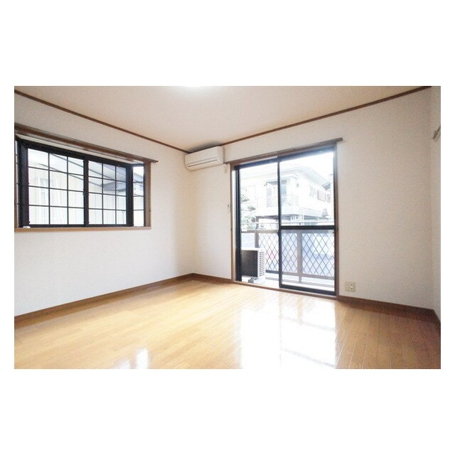 物件内観写真4　(明るい日差しの空間)