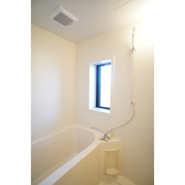 物件内観写真8　(小マドは日中の換気に便利です)