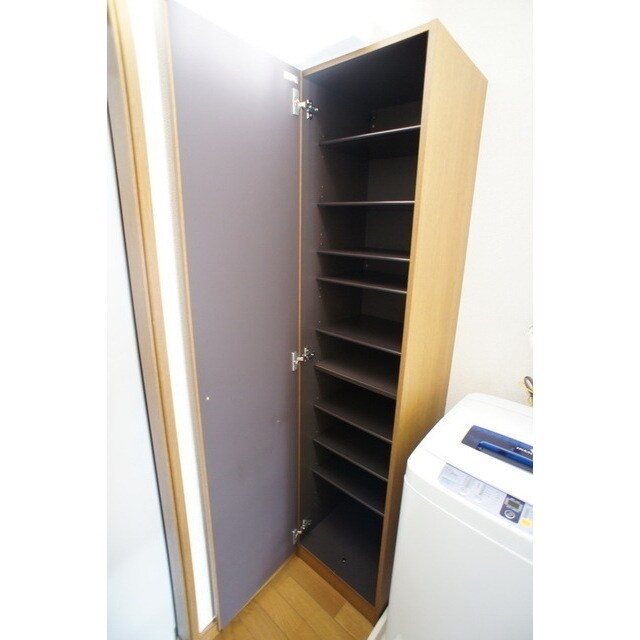 物件内観写真11　(シューズボックス完備の玄関)