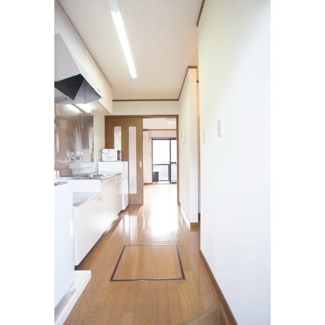 物件内観写真18　(玄関から続くキッチンスペース)