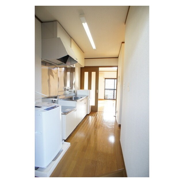 物件内観写真20　(玄関から続くキッチンスペース)