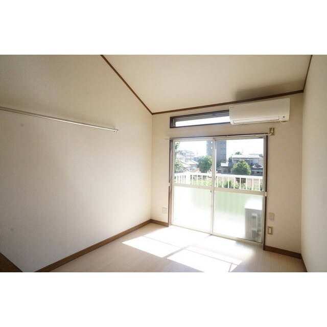 物件内観写真4　(明るい日差しの空間)