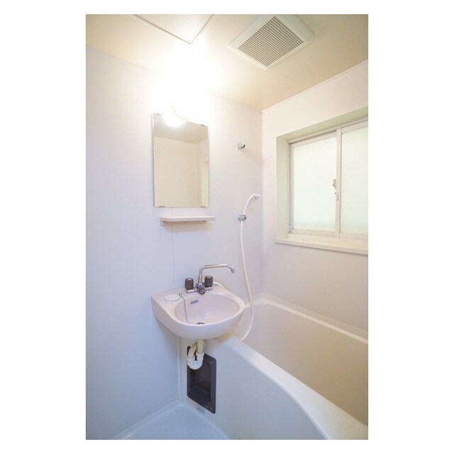 物件内観写真8　(小マドは日中の換気に便利)