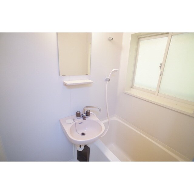 物件内観写真10　(鏡付き洗面)