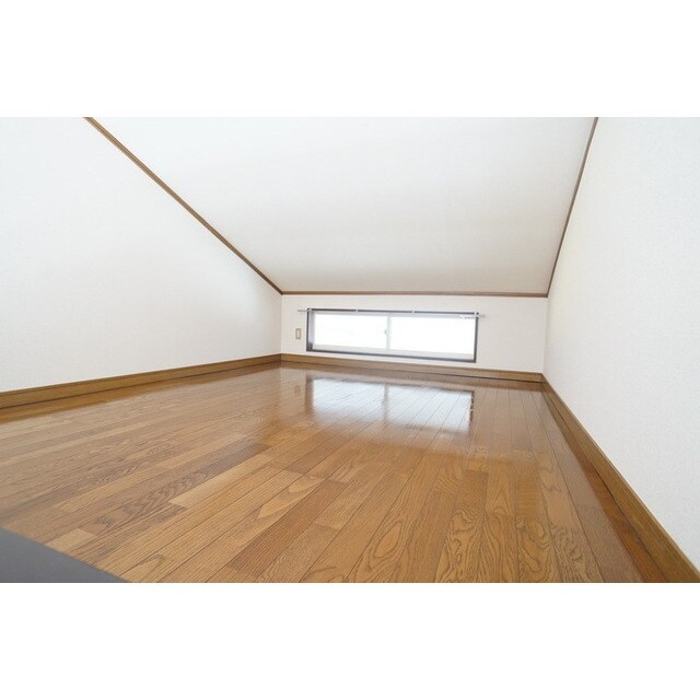 物件内観写真14　(ロフト側にもマドが有り風通し良)