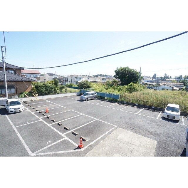 物件外観写真2　(広々とした敷地の駐車場です)