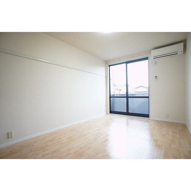 物件内観写真4　(明るい日差しの室内)