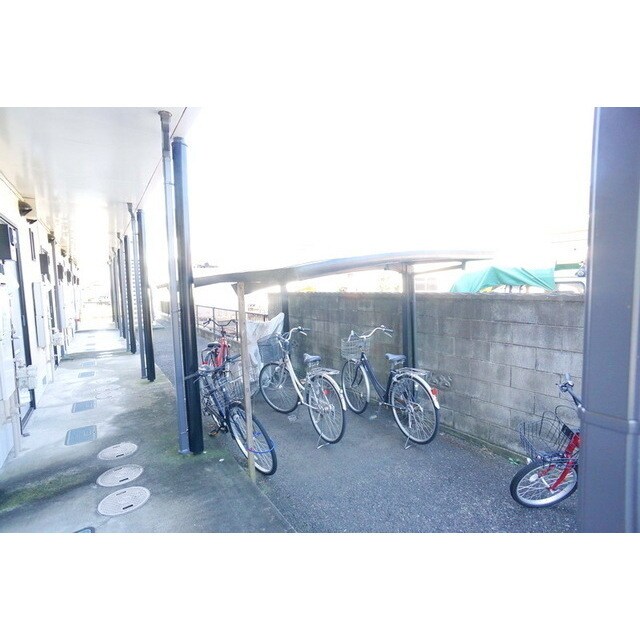 物件外観写真3　(屋根付きの共有駐輪場です)