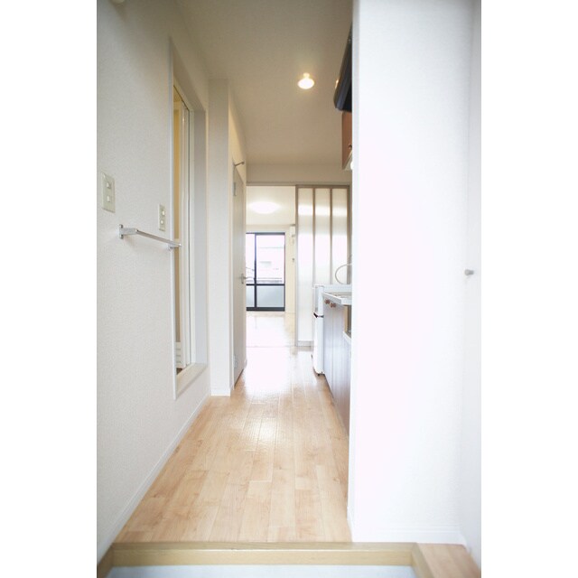 物件内観写真10　(玄関から続くキッチンスペース)