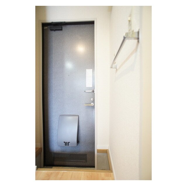 物件内観写真21　(玄関から続くキッチンスペース)