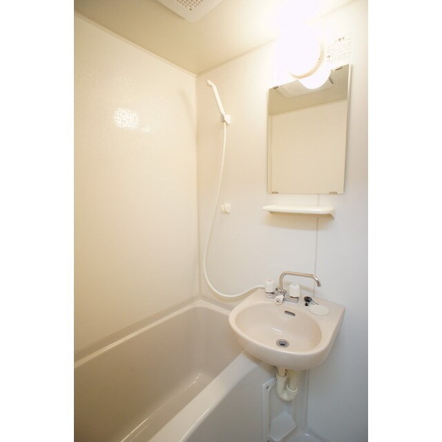 物件内観写真7　(清潔感のあるバスルーム)