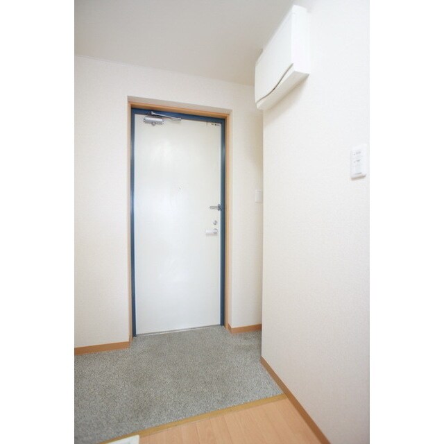 物件内観写真10　(広めの確保された玄関ホール)