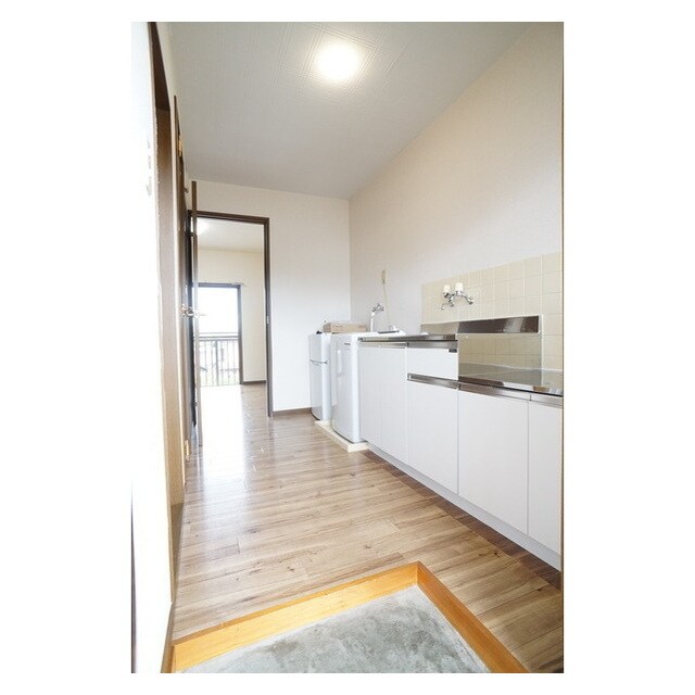 物件内観写真12　(玄関から続くキッチンスペース)