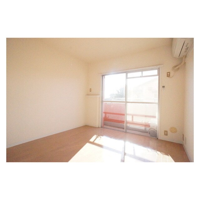 物件内観写真4　(日当たり良い室内)