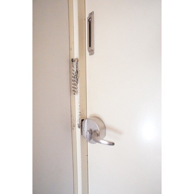 物件内観写真13　(ドアチェーンがついて安心)