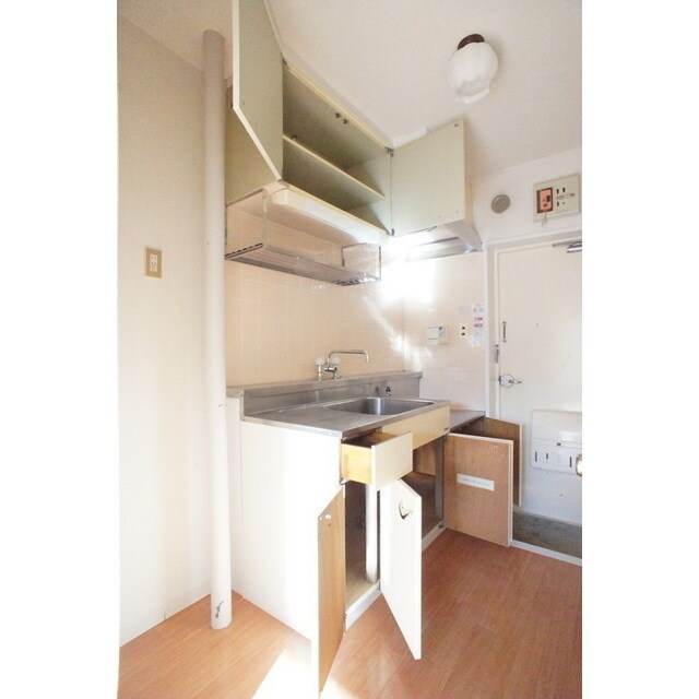 物件内観写真18　(食器や調理器具を効率良く収納で)