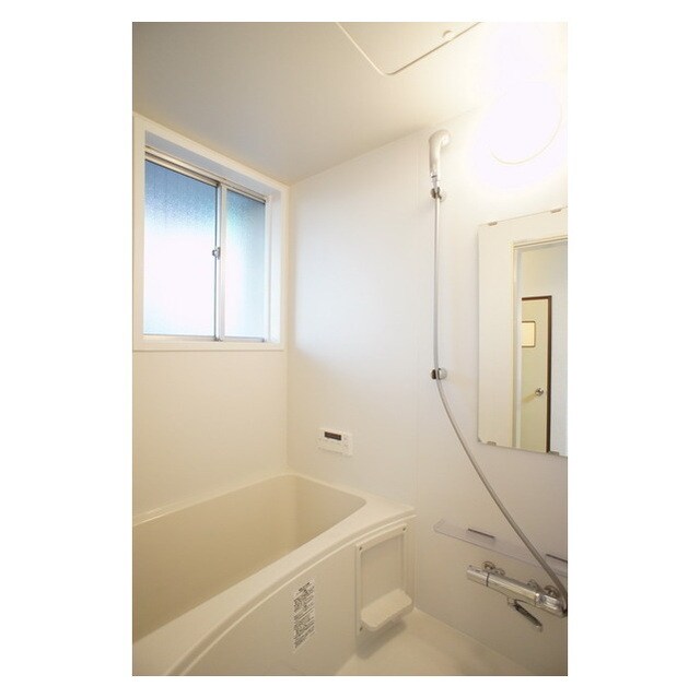 物件内観写真7　(小窓があり換気のしやすい浴室)