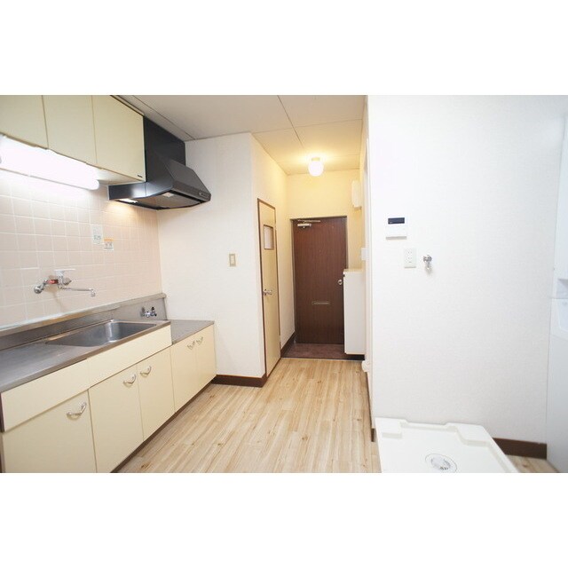 物件内観写真18　(玄関から続くキッチンスペースも)