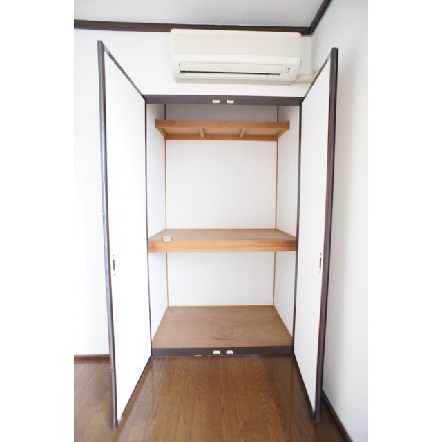 物件内観写真11　(機能的に仕切られた収納)