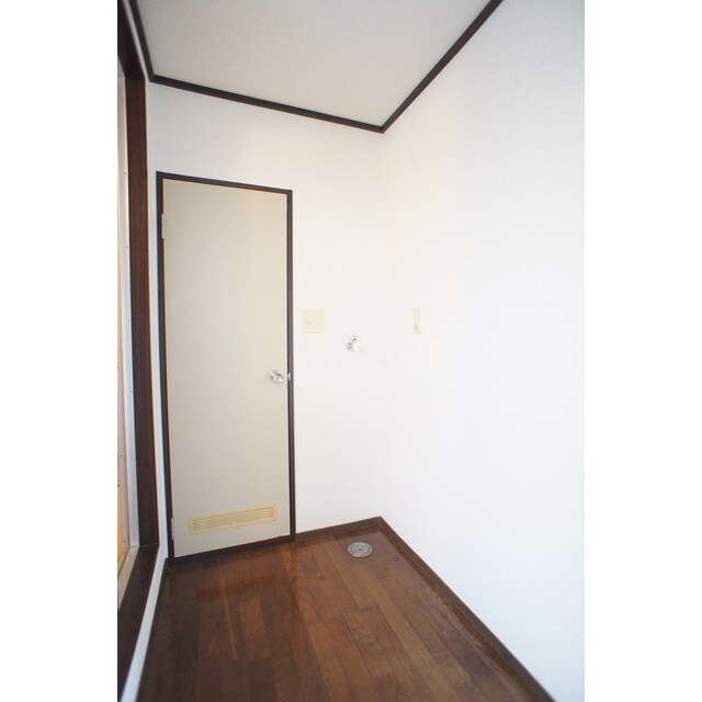 物件内観写真17　(脱衣スペース兼洗濯機置き場)