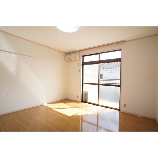 物件内観写真4　(明るい日差しの空間)