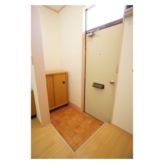 物件内観写真10　(シューズボックス完備の玄関)