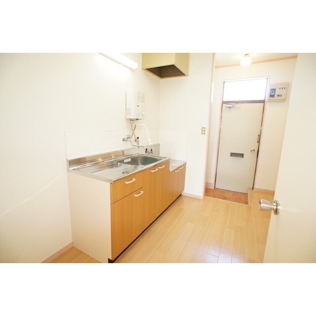 物件内観写真19　(玄関から続くキッチンスペース)