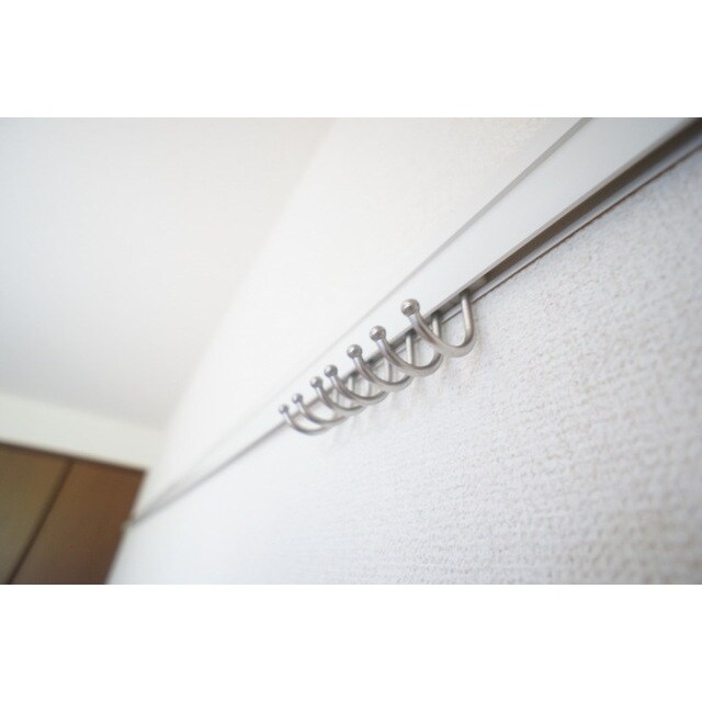 物件内観写真13　(壁のハンガーレールは好評です)