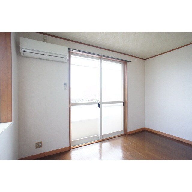 物件内観写真4　(明るい日差しの室内)