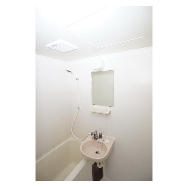 物件内観写真8　(鏡完備の洗面)