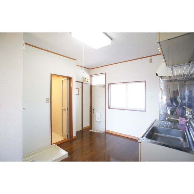 物件内観写真10　(玄関からキッチンスペースが続き)