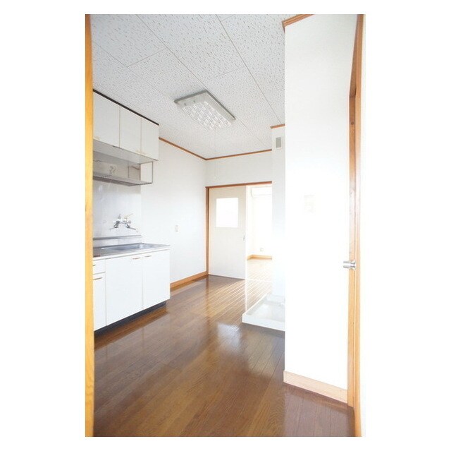 物件内観写真11　(玄関から続くキッチンスペース)