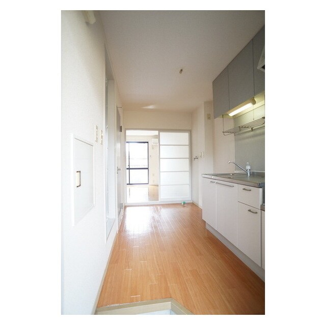 物件内観写真9　(玄関から続くキッチンスペース)