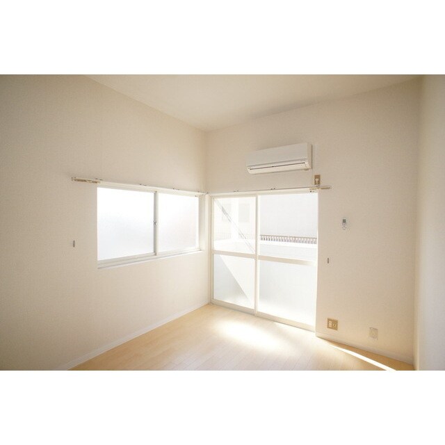 物件内観写真4　(窓が2箇所ある明るい空間)