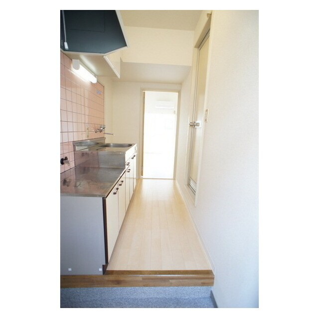 物件内観写真11　(玄関から続くキッチンスペース)