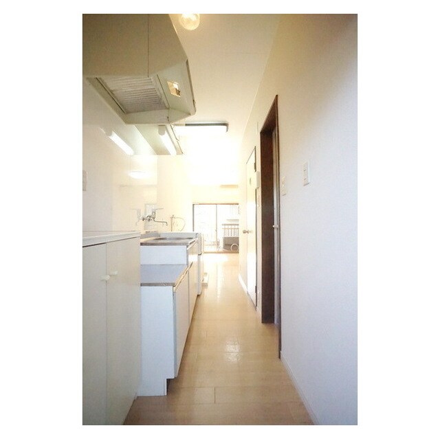 物件内観写真12　(玄関から続くキッチンスペース)