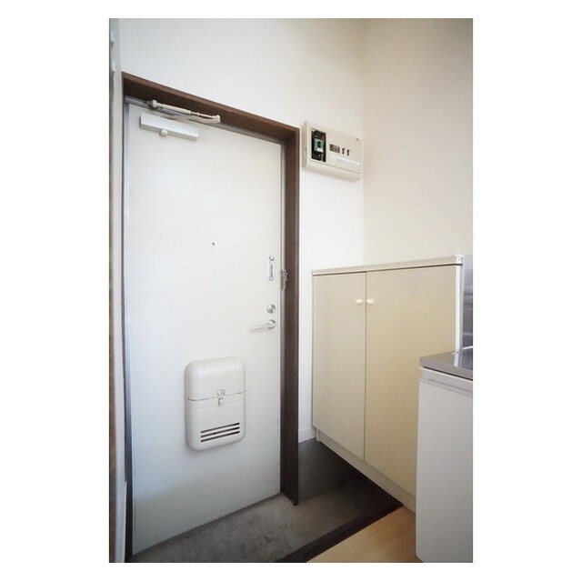 物件内観写真16　(シューズボックス完備の玄関)