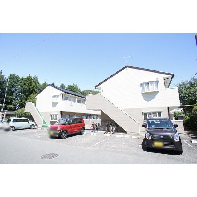 物件外観写真2　(左がＢ、右がＡ棟です)