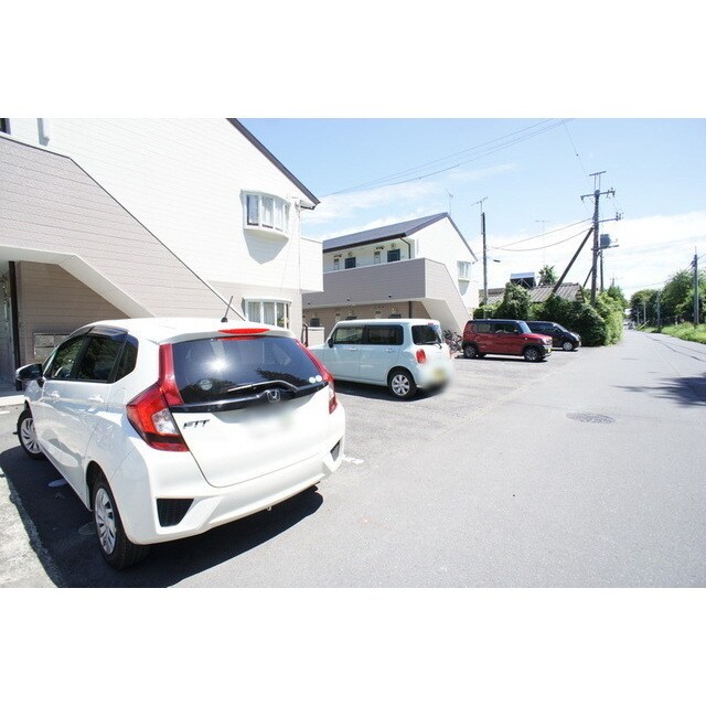 物件外観写真3　(建物前が駐車区画になります)