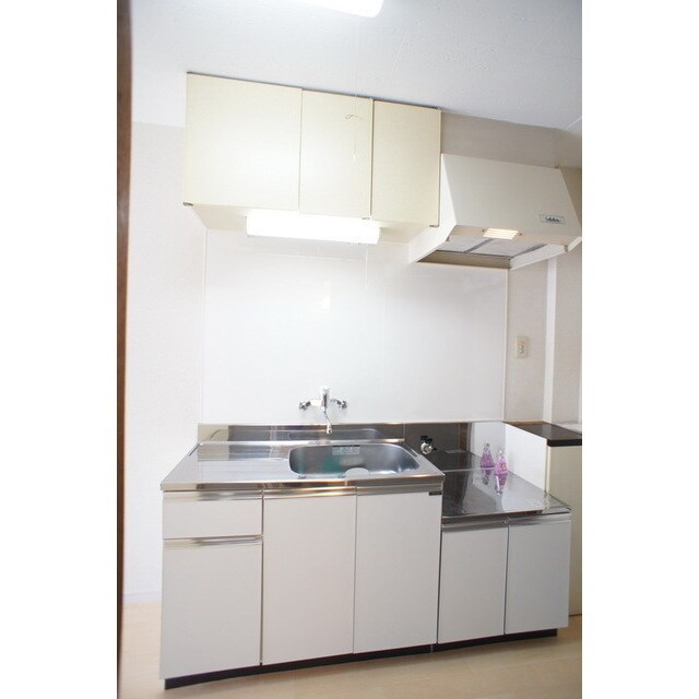 物件内観写真7　(調理器具もシッカリ収納)